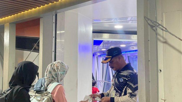 Mochamad Hawawi (56) berjaga di dermaga 1 reguler Pelabuhan Merak, Cilegon, Banten, Jumat (5/4/2024)