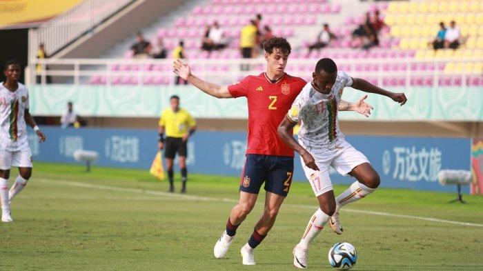 Pemain Timnas Spanyol U-17 Hector Fort berusaha merebut bola dari pemain Mali U-17 Mamadou Doumbia dalam ajang penyisihan Grup B Piala Dunia U-17 di Stadion Manahan, Solo, Senin (13/11/2023).