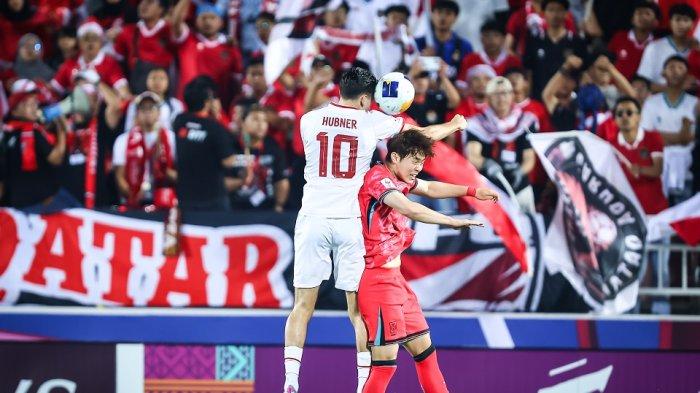 Duel udara bek Timnas Indonesia, Justin Hubner dengan pemain Korea Selatan di Piala Asai U-23 2024.