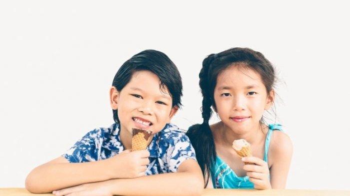 ilustrasi anak makan cemilan.