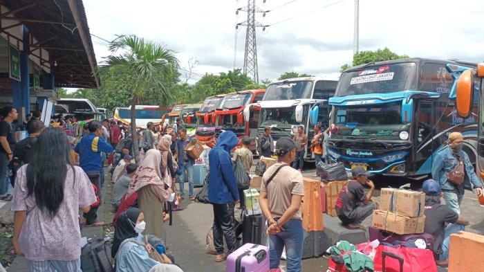 KONDISI DI TERMINAL KP RAMBUTAN - Kondisi Terminal Kampung Rambutan pada H-3 Idulfitri 1446 Hijriah, Ciracas, Jakarta Timur, Jumat (28/3/2025).