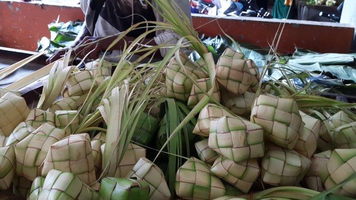 Pengrajin ketupat di Pasar Baru Bekasi