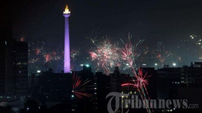 Ilustrasi - Pesta kembang api saat perayaan HUT DKI Jakarta di kawasan Monas, Jakarta Pusat.