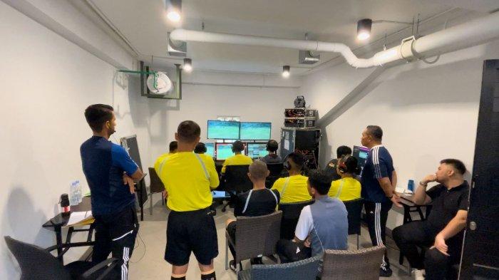 Situasi ruang VAR, terlihat beberapa petugas Replay Operator dan AVAR sedang bertugas dalam uji coba penggunaan VAR oleh PT LIB di JSI Resort, Bogor, Jawa Barat, Sabtu (17/2/2024).