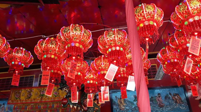Lampion di halaman Wihara Amurva Bhumi
