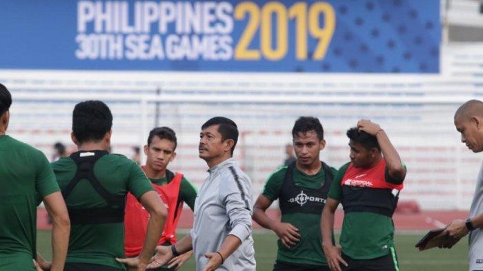 Pelatih Indra Sjafri saat memberikan instruksi kepada para pemain Timnas U-23 Indonesia saat menjalani sesi latihan.