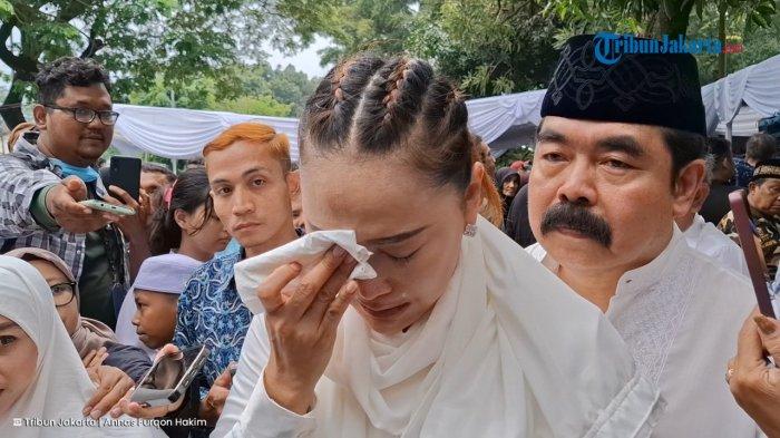 Penyanyi Inul Daratista saat diwawancarai setelah pemakaman jenazah Titiek Puspa di TPU Tanah Kusir, Kebayoran Lama, Jakarta Selatan, Jumat (11/4/2025) siang.