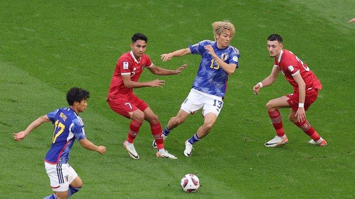 Duel sengit pemain Timnas Indonesia Ivar Jenner dibantu Marselino Ferdinan menghalau pemain Jepang di Piala Asia yang berlangsung di Stadion Al Thumama, Rabu (24/1/2024) malam.