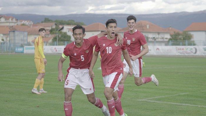 Jack Brown melakukan selebrasi bersama Rizky Ridho dan Elkan Baggott setelah berhasil mencetak gol ke gawang Makedonia Utara di Stadion NK Junak Sinj, Split, Kroasia, pada Minggu (11/10/2020) waktu setempat.