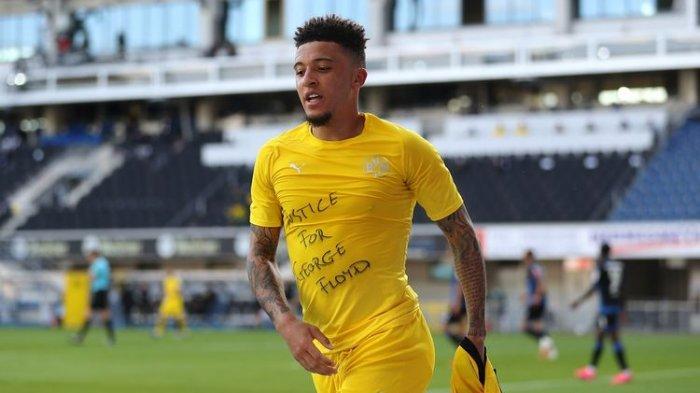 Pemain tengah Dortmund, Inggris Jadon Sancho menunjukkan kaus Keadilan untuk George Floyd ketika ia merayakan setelah mencetak gol kedua timnya selama pertandingan sepak bola Bundesliga divisi satu Jerman SC Paderborn 07 dan Borussia Dortmund di Benteler Arena di Paderborn pada 31 Mei 2020