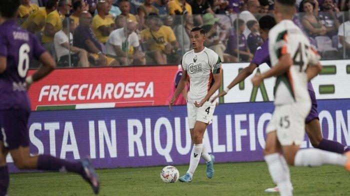 Aksi pemain Timnas Indonesia, Jay Idzes saat debut di Serie A bersama Venezia FC.
