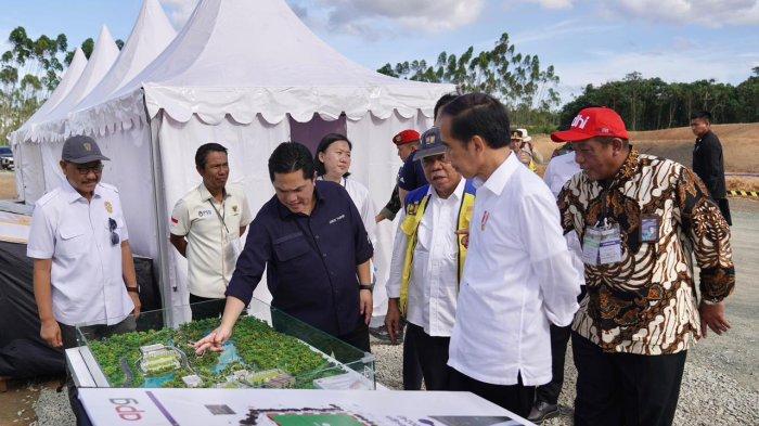 Presiden Joko Widodo (Jokowi) meninjau perkembangan pembangunan Training Center (TC) PSSI di Ibu Kota Negara Nusantara (IKN), Penajam Paser Utara, Kalimantan Timur, bersama Ketua Umum PSSI, Erick Thohir, pelatih tim U-20 Indra Sjafri, Exco PSSI Muhammad, Khairul Anwar, Sekjen Yunus Nusi, dan tiga pemain tim U-20, pada Rabu (17/1/2024).