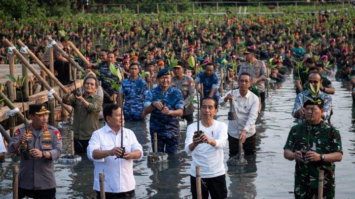 Presiden Joko Widodo (Jokowi) dan Menteri Pertahanan sekaligus Ketua Umum Partai Gerindra Prabowo Subianto kompak hadir di acara Puncak Penanaman Mangrove Nasional Secara Serentak yang digelar jajaran TNI di Taman Wisata Alam, Angke, Jakarta Utara, Senin (15/5/2023).