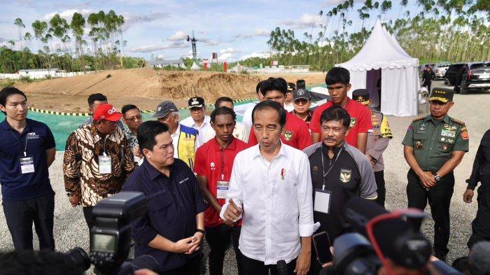 Presiden Joko Widodo (Jokowi) meninjau perkembangan pembangunan Training Center (TC) PSSI di Ibu Kota Negara Nusantara (IKN), Penajam Paser Utara, Kalimantan Timur, bersama Ketua Umum PSSI, Erick Thohir, pelatih tim U-20 Indra Sjafri, Exco PSSI Muhammad, Khairul Anwar, Sekjen Yunus Nusi, dan tiga pemain tim U-20, pada Rabu (17/1/2024).