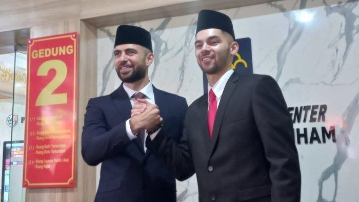 Jordi Amat dan Sandy Walsh foto bersama usai resmi menjadi Warga Negara Indonesia di Kemenkumham Wilayah DKI Jakarta, Cawang, Jakarta, Kamis (17/11/2022).