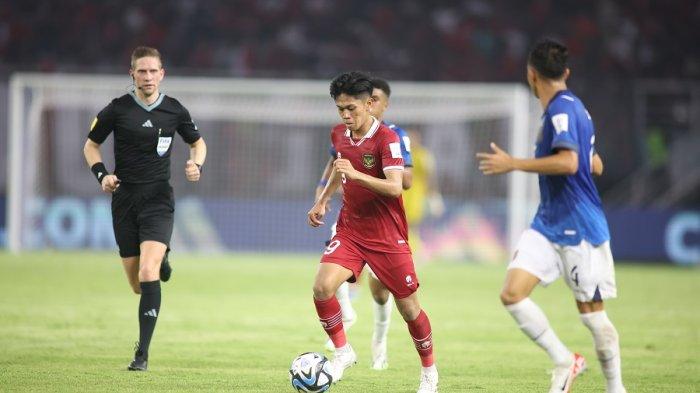 Penyerang Timnas Indonesia U-17 Kafiatur Rizky dikawal ketat pemain Ekuador di laga perdana Piala Dunia U-17 2023 di Stadion Gelora Bung Tomo (GBT) Surabaya, Jumat (10/11/2023)