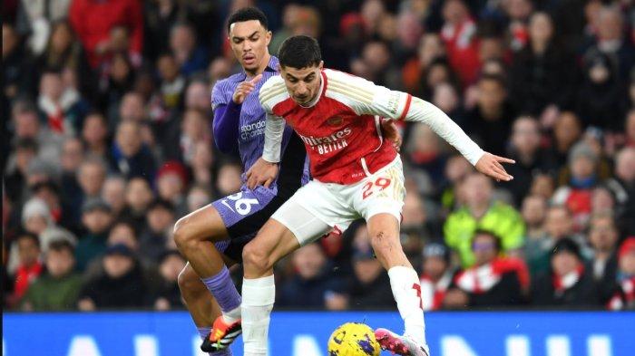 Penyerang Arsenal Kai Havertz berusaha melindungi bola dari rebutan bek Liverpool, Trent Alexander-Arnold di Liga Inggris, Minggu (4/2/2024).