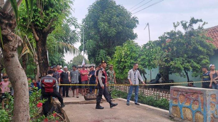 TKP penemuan kakek 76 bernama Sumantri (76) tewas ditikam sepupunya di Desa Kedung Pengawas, Kecamatan Babelan, Kabupaten Bekasi.
