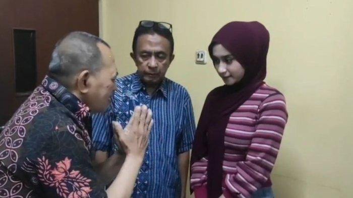 Proses damai antara pelaku dan korban yang sebelumnya viral lantaran cekcok di Halte Taman Anggrek, Grogol Petamburan, Jakarta Barat. Setelah polisi melakukan penangkapan dan pemeriksaan, diketahui bahwa pelaku ternyata hidup sebatang kara di sebuah indekos wilayah Tanah Abang, Jakarta Pusat.