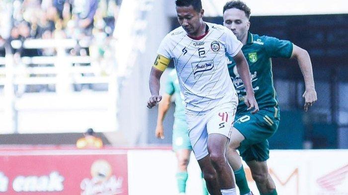 Kapten Arema FC Dendi Santoso dikawal ketat pemain Persebaya Surabaya Ze Valente di Stadion Gelora Bung Tomo, Surabaya, Sabtu (23/9/2023).