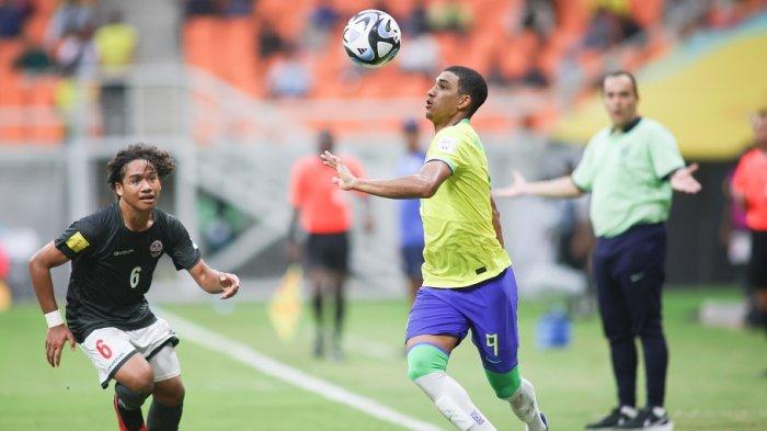 Penyerang Timnas Brasil U-17 Kaua Elias menunjukkan skilnya di pertandingan melawan Kaledonia Baru dalam ajang Piala Dunia U-17 2023 di Jakarta International Stadium (JIS), Selasa (14/11/2023).