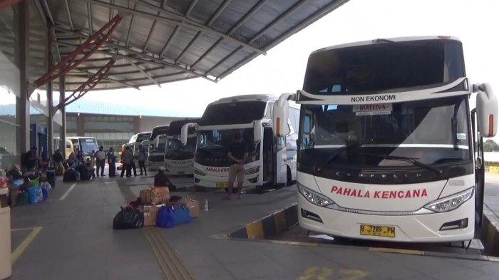 Kondisi di area keberangkatan Terminal Terpadu Pulo Gebang jelang larangan mudik pada 6-17 Mei 2021 berlaku di Jakarta Timur, Minggu (11/4/2021).