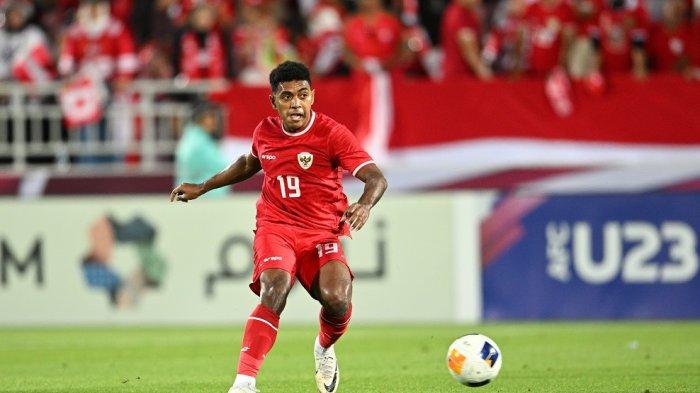 Aksi winger Timnas Indonesia Jeam Kelly Sroyer berusaha menjaga bola dari hadangan pemain Irak di Piala Asia U23 2024.
