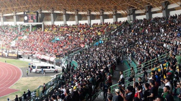 Kelompok suporter Persija Jakarta, The Jakmania duduk berdampingan dengan suporter PSS Sleman, Brigata Curva Sud (BCS) dan Slemania di Stadion Patriot Candrabhaga, Bekasi, Jawa Barat, Rabu (3/7/2019)