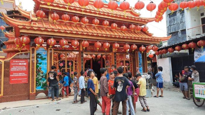Suasana kemeriahan Kelenteng Hok Lay Kiong Bekasi saat perayaan Imlek 2573.