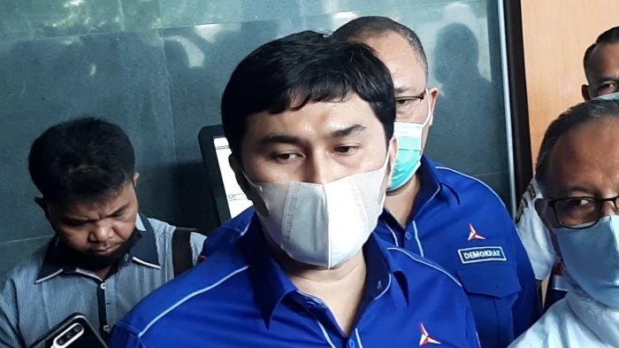 Kepala Badan Komunikasi Strategis DPP Partai Demokrat, Herzaky Mahendra Putra, membantah isu pemecatan 200 kader Partai Demokrat dari kubu Agus Harimurti Yudhoyono (AHY), di PN Jakarta Pusat, Jumat (12/3/2021).