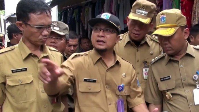 Kepala Sudin SDA Jakarta Timur Mustajab (tengah) saat meninjau lokasi rawan banjir di Cakung, Jakarta Timur.