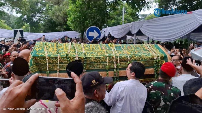 Ratusan pelayat mengiringi pemakaman jenazah Titiek Puspa di TPU Tanah Kusir, Kebayoran Lama, Jakarta Selatan, Jumat (11/4/2025).
