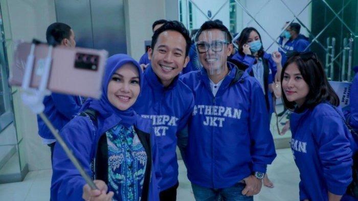 Ketua DPW PAN DKI Jakarta, Eko Hendro Purnomo atau Eko Patrio berfoto bersama rekan sesama simpatisan PAN sekaligus komedia Denny Cagur. Terkini, Denny Cagur justru pilih maju sebagai bakal caleg DPR RI dari PDIP untuk Pileg 2024.