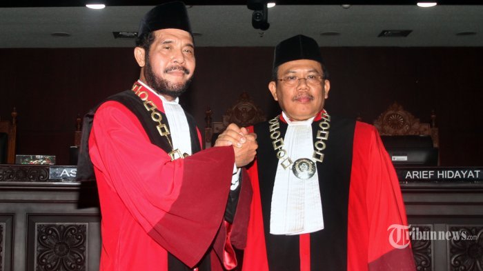 Ketua Mahkamah Konstitusi terpilih Anwar usman (kiri) berjabat tangan dengan Wakil Ketua MK terpilih Aswanto (kanan) usai mengikuti pengambilan sumpah di Gedung MK, Jakarta, Senin (2/4/2018). Anwar Usman dan Aswanto terpilih secara voting sebagai Ketua dan Wakil Ketua MK periode 2018-2020. TRIBUNNEWS/IRWAN RISMAWAN