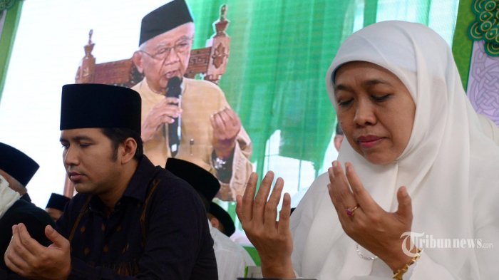 Cawagub Emil Dardak mendapingi Cagub Khofifah Indar Parawansa saat hadir pada acara haul Indar Parawansa dikediaman Khofifah, Minggu (14/1). SURYA/AHMAD ZAIMUL HAQ