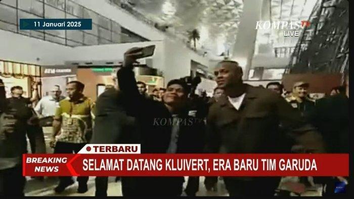 Momen pelatih Timnas Indonesia, Patrick Kluivert memenuhi foto bareng setibanya di Bandara Soekarno-Hatta, Tangerang, Banten, Sabtu (11/1/2025) malam WIB.