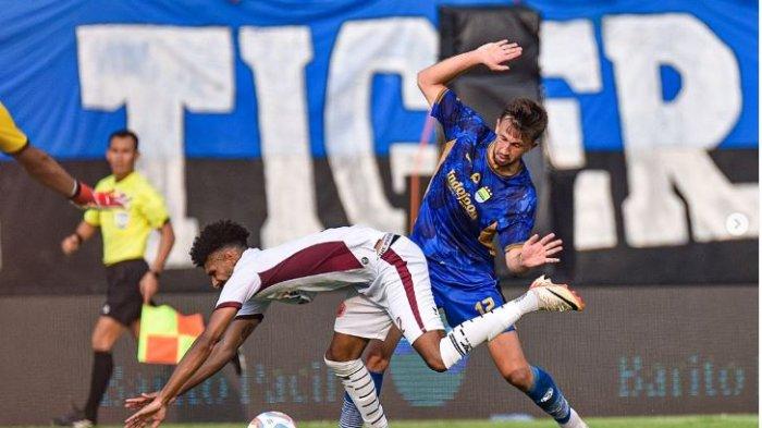 Perebutan bola pemain Persib Bandung, Mateo Kocijan dengan pemain PSM Makassar di Piala Presiden 2024.