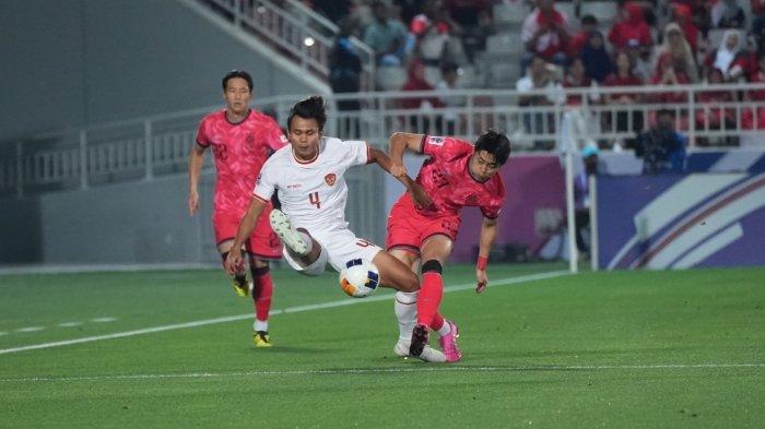 Aksi bek Timnas Indonesia, Komang Teguh dikawal ketat pemain Korea Selatan di Piala Asia U23 2024.