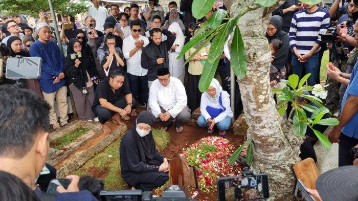 Keluarga hingga sejumlah komika turut melepas komika Babe Cabita hingga ke peristirahatan terakhirnya di TPU Cirendeu, Tangerang Selatan, Selasa (9/4/2024).