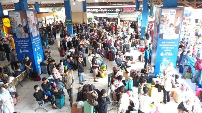 KONDISI DI TERMINAL KP RAMBUTAN - Kondisi Terminal Kampung Rambutan pada H-3 Idulfitri 1446 Hijriah, Ciracas, Jakarta Timur, Jumat (28/3/2025).