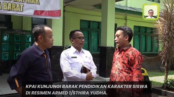 Wakil Ketua KPAI Jasra Putra bersama Komisioner KPAI Bidang Pendidikan, Aris Adi Laksono ditemani Kepala Dinas Pendidikan (Disdik) Kabupaten Purwakarta, Purwanto melakukan pengecekan barak militer.