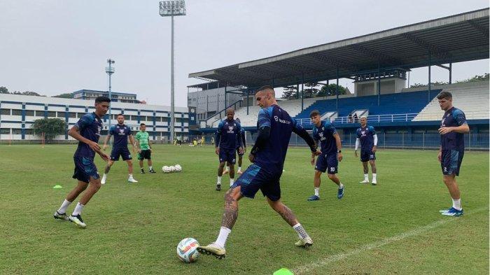 Para pemain Persib Bandung menjalani sesi latihan di Stadion Sidolig, Bandung, Rabu, 28 Februari 2024.