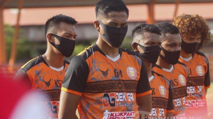 Pemain persiraja Banda Aceh saat melaksanakan latihan perdana di Stadion H. Dimurthala Lampineung Banda Aceh, Kamis (20/8/2020). Lantak laju memulai latihan, setelah sekitar lima bulan libur akibat pandemi Covid19. Dan latihan itu untuk menghadapi lanjutan Liga 1 2020 yang akan berlangsung pada Oktober 2020.