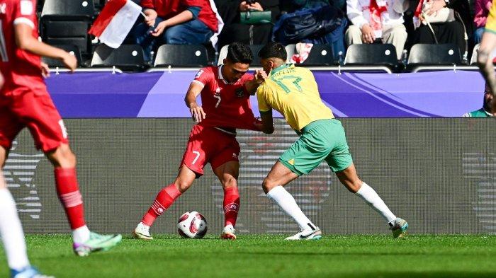 Gelandang Timnas Indonesia Marselino Ferdinan berusaha melindungi bola dari rebutan pemain Australia. Perjuangan Timnas Indonesia di ajang Piala Asia 2023 akhirnya harus terhenti pada fase 16 besar.