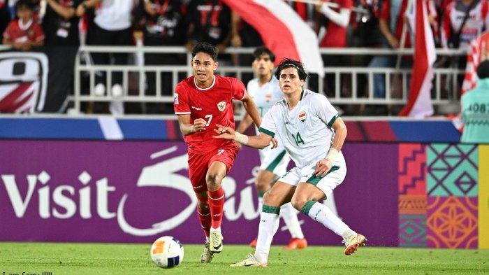 Pemain tengah Timnas Indonesia, Marselino Ferdinan berduel dengan pemain Irak di Piala Asia U23 2024.