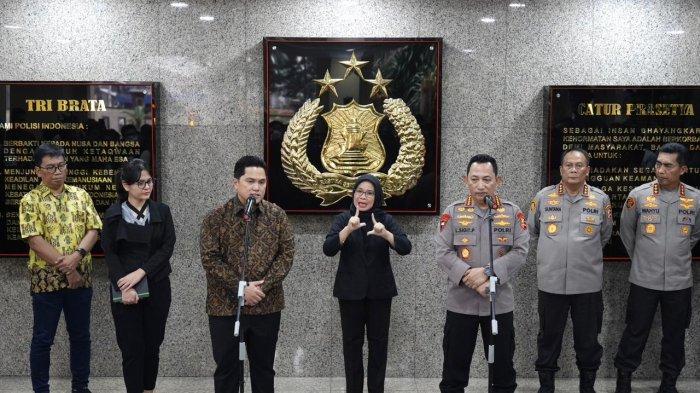 Ketua Umum PSSI bersama Kapolri Jenderal Listyo Sigit Prabowo di Gedung Mabes Polri, Jakarta, Selasa (19/9/2023).