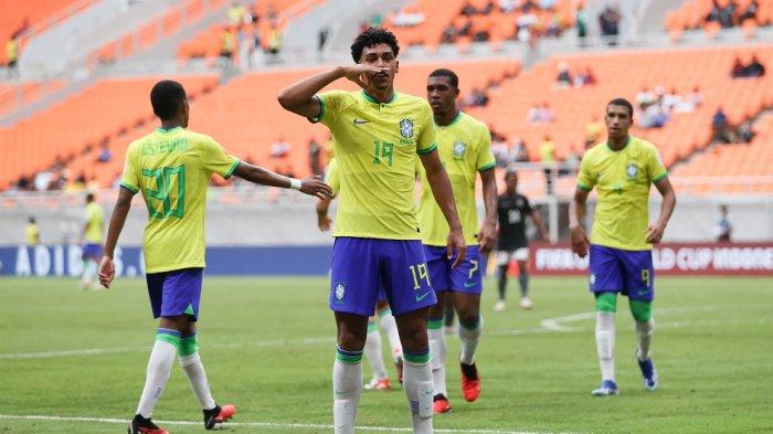 Gelandang Timnas Brasil U-17 Luighi Hanri Sousa Santos melakukan selebrasi usai mencetak gol ke gawang Kaledonia Baru dalam ajang Piala Dunia U-17 2023 di Jakarta International Stadium (JIS), Selasa (14/11/2023).