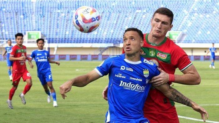 Penyerang Persib Bandung, Mailson Lima, mencoba menguasai bola saat ditekan bek Persebaya Surabaya, Slavko Damjanovic.