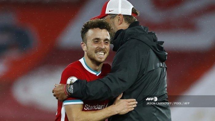 Manajer Liverpool Jerman Jurgen Klopp (kanan) memeluk striker Liverpool asal Portugal Diogo Jota setelah pertandingan sepak bola Liga Utama Inggris antara Liverpool dan Arsenal di Anfield di Liverpool, Inggris barat laut pada 28 September 2020