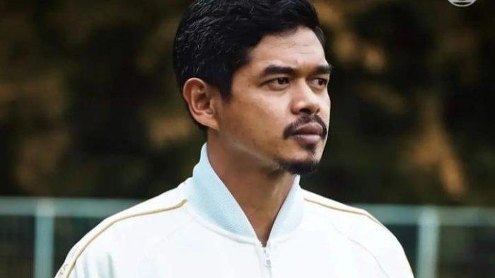 Manajer Persija Jakarta, Bambang Pamungkas, mengenakan jaket putih Persija.